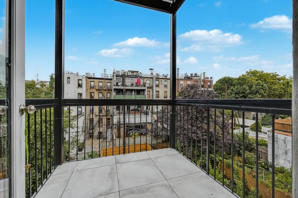 109 President Street, Unit 3 Brooklyn, NY 11231 - Photo 17 of 18 a balcony with city view