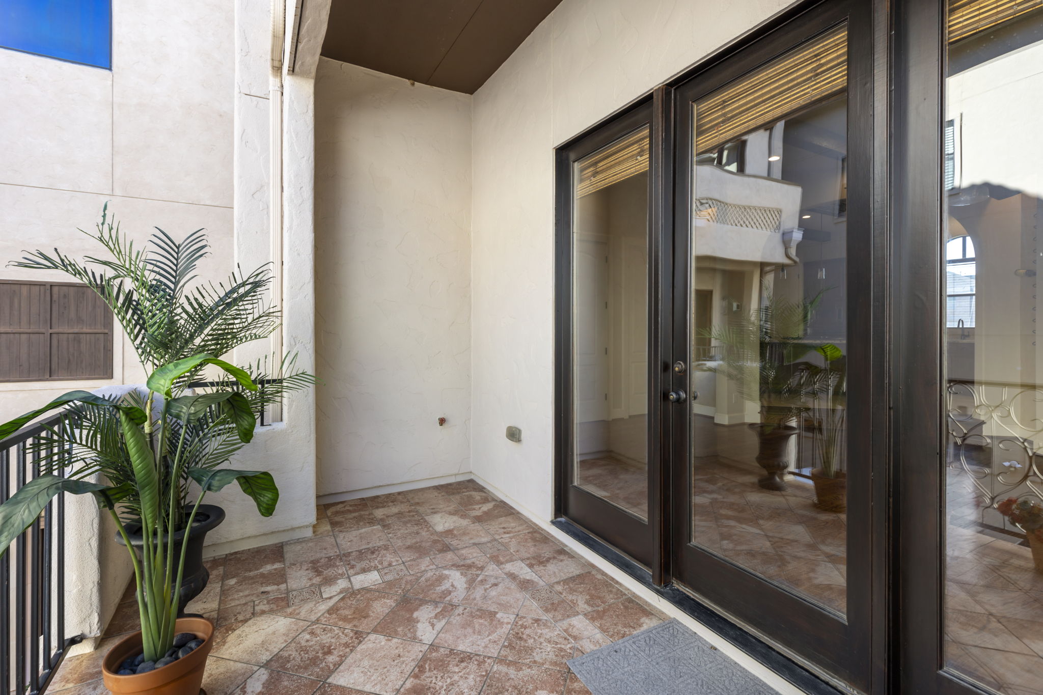 5407 Feagan Street Houston, TX 77007 - Photo 12 of 43 a view of a hallway with potted plants