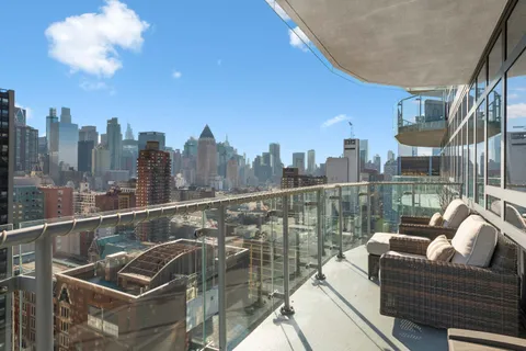 $2,350,000 | 555 West 59th Street, Unit 28D | Upper West Side