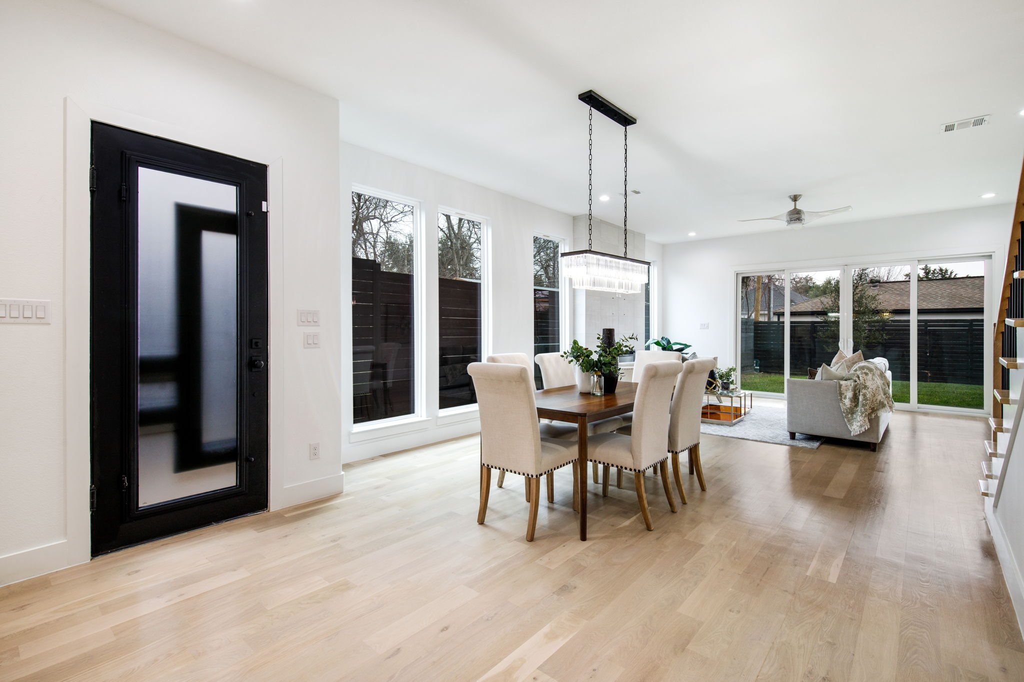 807 South Glasgow Drive Dallas, TX 75223 - Photo 7 of 39