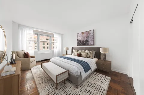 $825,000 | 77 West 55th Street, Unit 17F | Midtown Central