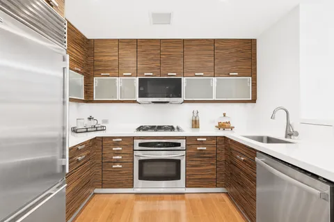$1,150,000 | 225 East 34th Street, Unit 14H | Murray Hill