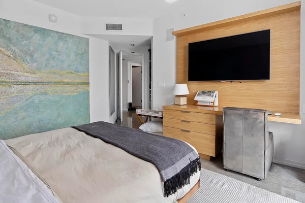 $3,900,000 | 10 Venetian Way, Unit 804, Miami Beach, FL 33139