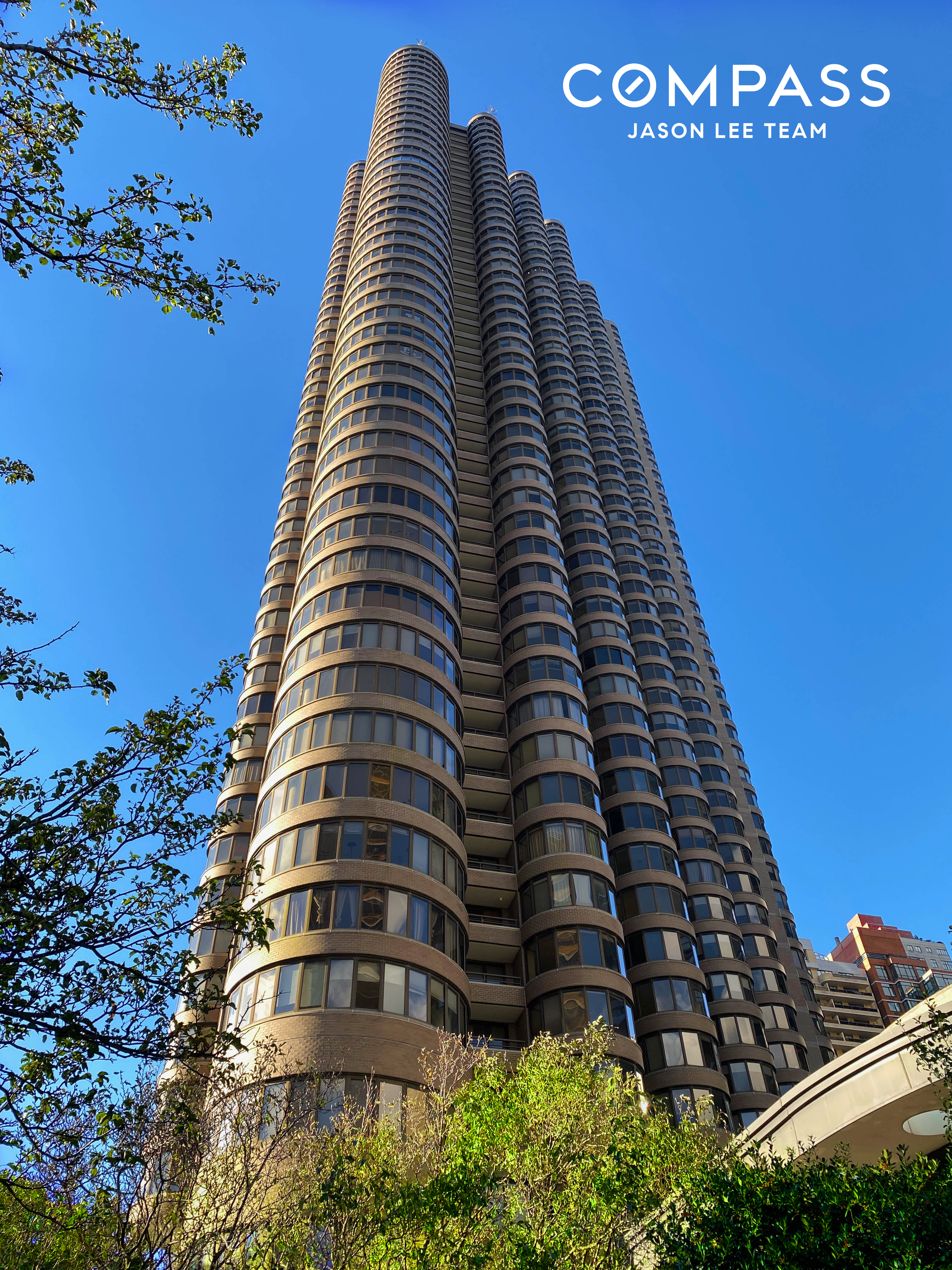 330 East 38th Street, Unit 38E Manhattan, NY 10016 - Photo 20 of 35 a view of a large building