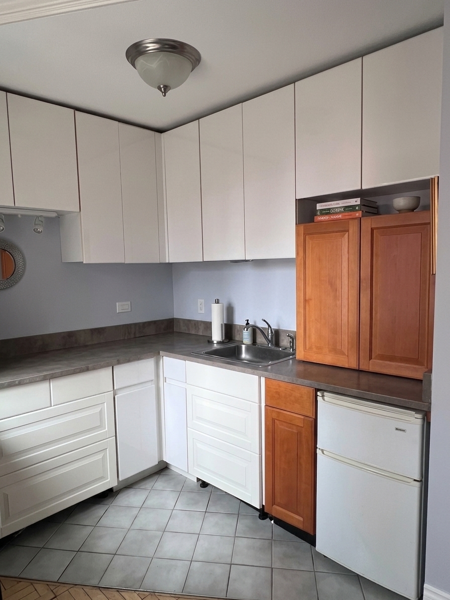 236 East 47th Street, Unit 28D Manhattan, NY 10017 - Photo 2 of 5 Gallery Image 2