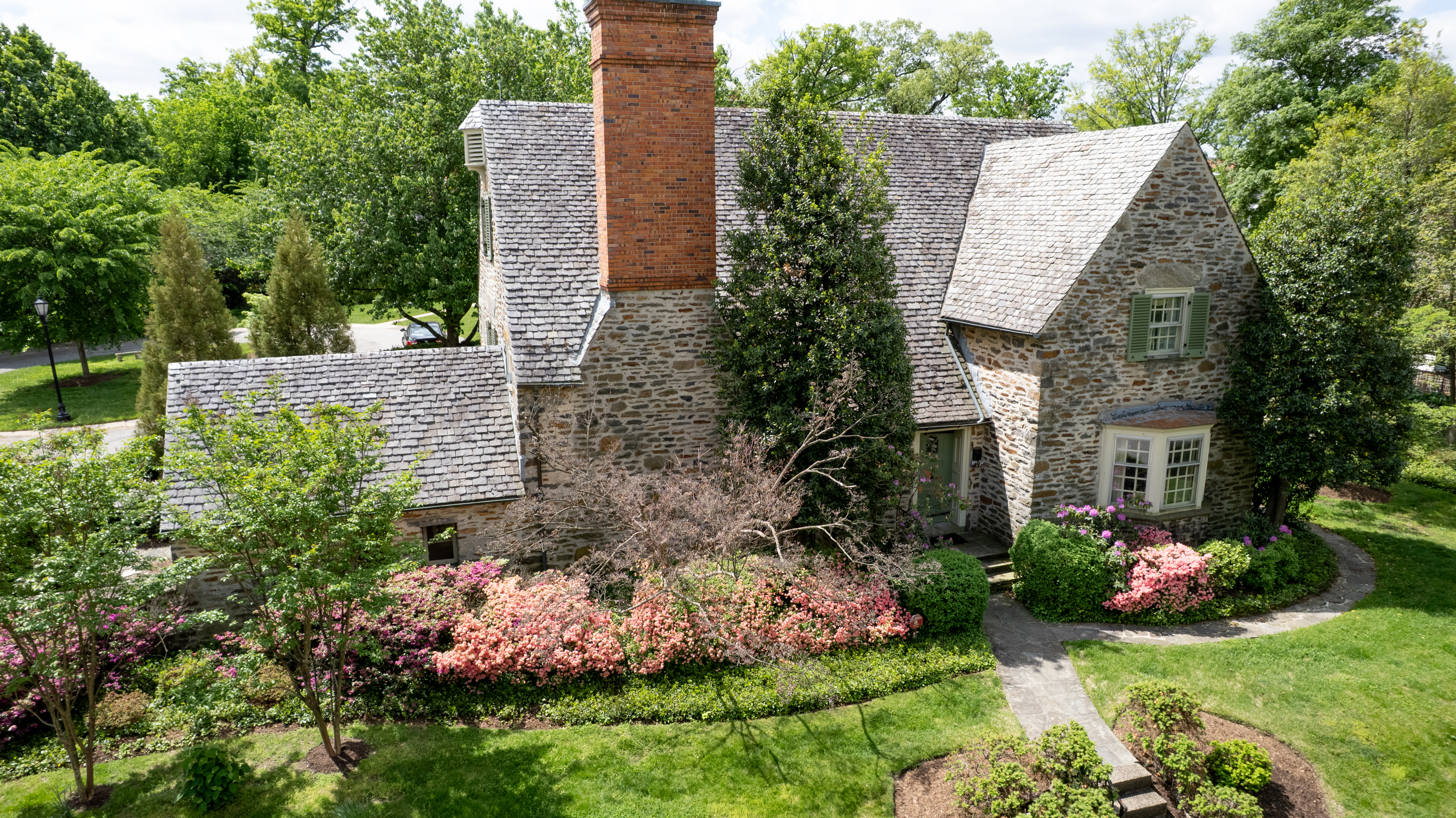 a view of a house with a yard and garden