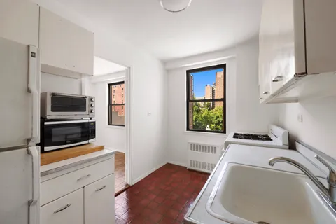 $1,549,000 | 201 East 21st Street, Unit 8S | Gramercy