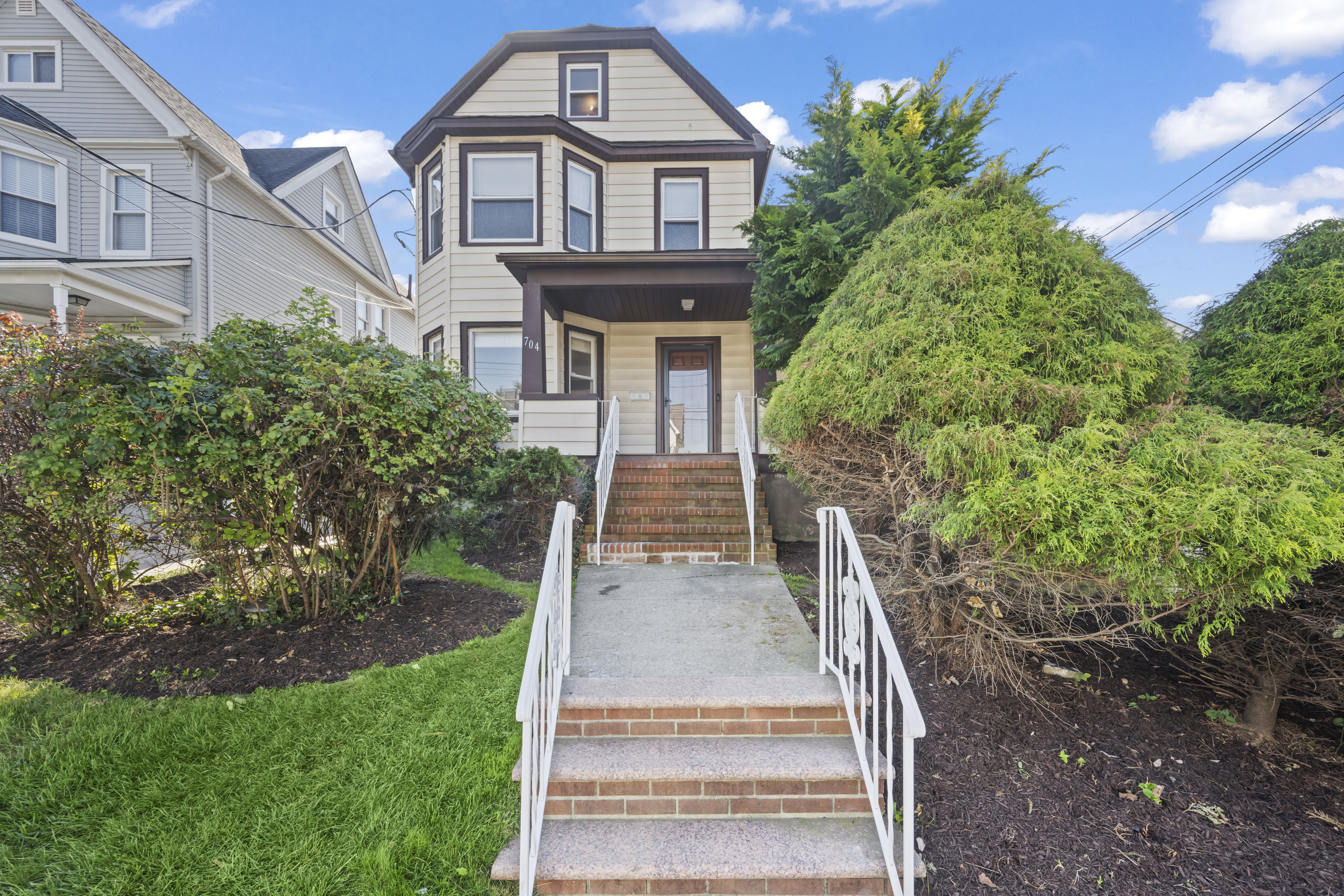 704 Delafield Avenue Staten Island, NY 10310 - Photo 1 of 35 a front view of a house with a garden