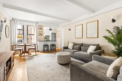 $988,000 | 41 West 72nd Street, Unit 10B | Upper West Side