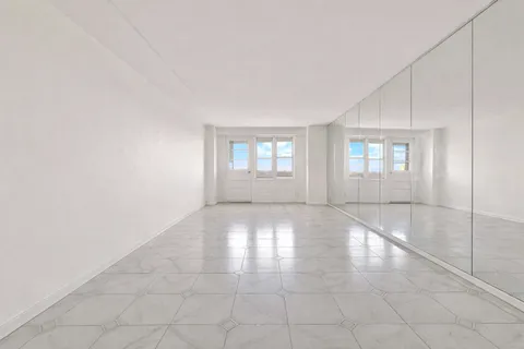 $950,000 | 370 Ocean Parkway, Unit 8H | Kensington