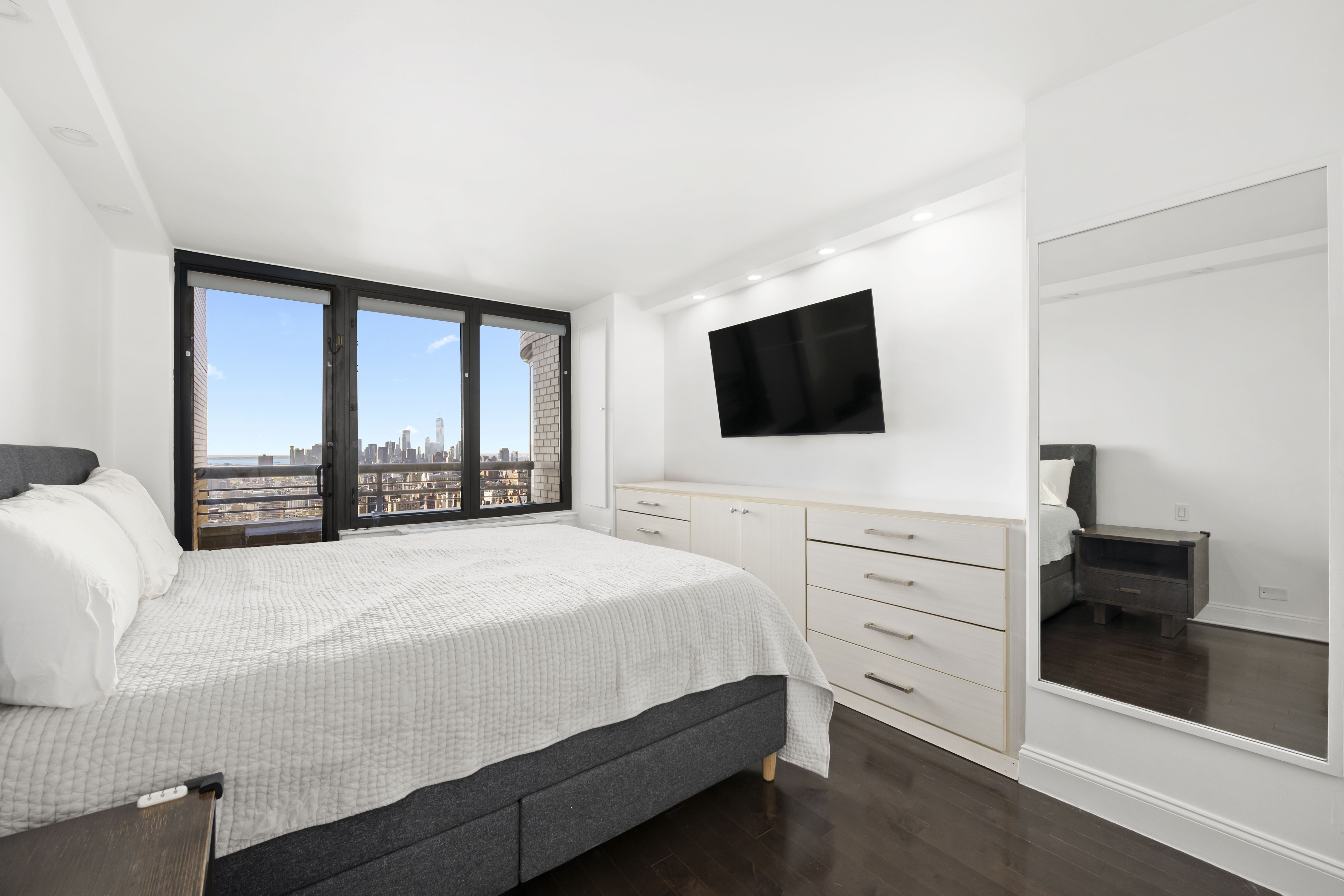 330 East 38th Street, Unit PHB Manhattan, NY 10016 - Photo 6 of 11 a bedroom with a bed and a flat screen tv