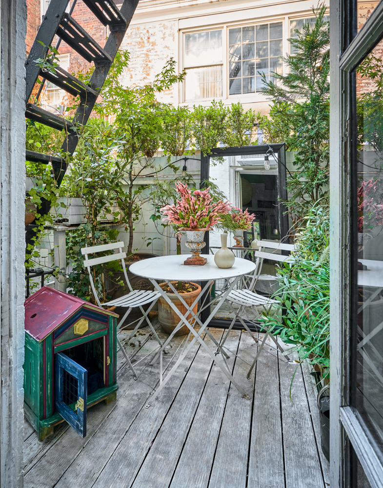 126 Washington Place, Unit 2 Manhattan, NY 10014 - Photo 3 of 14 a view of a outdoor sitting area with furniture