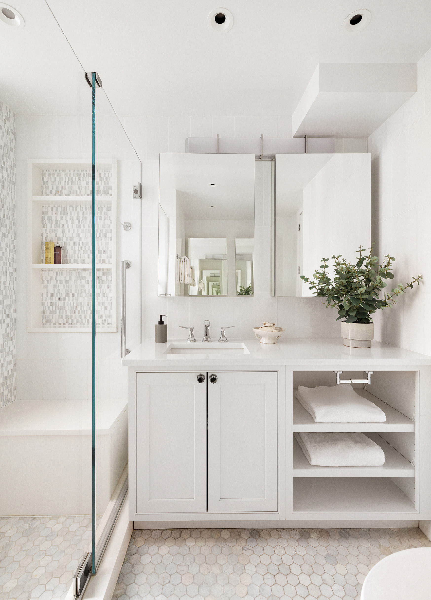 455 East 86th Street, Unit 20E Manhattan, NY 10028 - Photo 11 of 14 a bathroom with a sink and a mirror