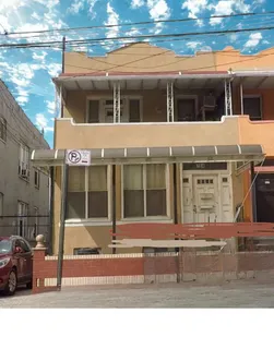 a black and white photo of a building