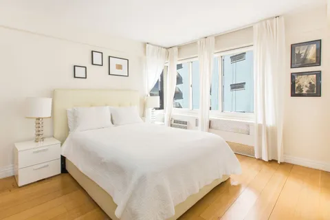 $895,000 | 249 East 48th Street, Unit 16E | Midtown East