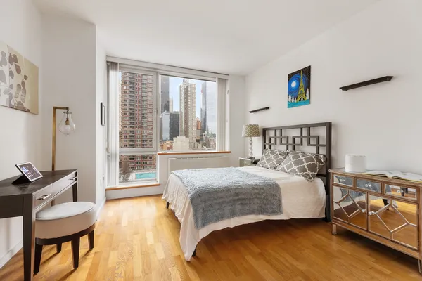 $4,350 | 635 West 42nd Street, Unit 7F | Hell's Kitchen