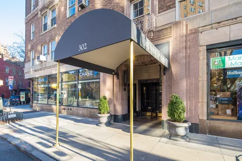 $8,995 | 302 West 12th Street, Unit 2B | West Village