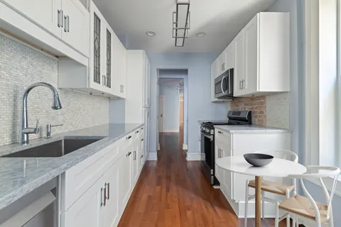 $925,000 | 456 Prospect Avenue, Unit 1L | Park Slope