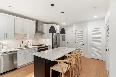 $725,000 | 202 Maverick Street, Unit 106, Boston, MA 02128