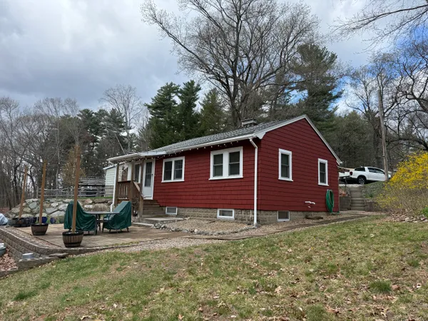 a view of a house with a yard