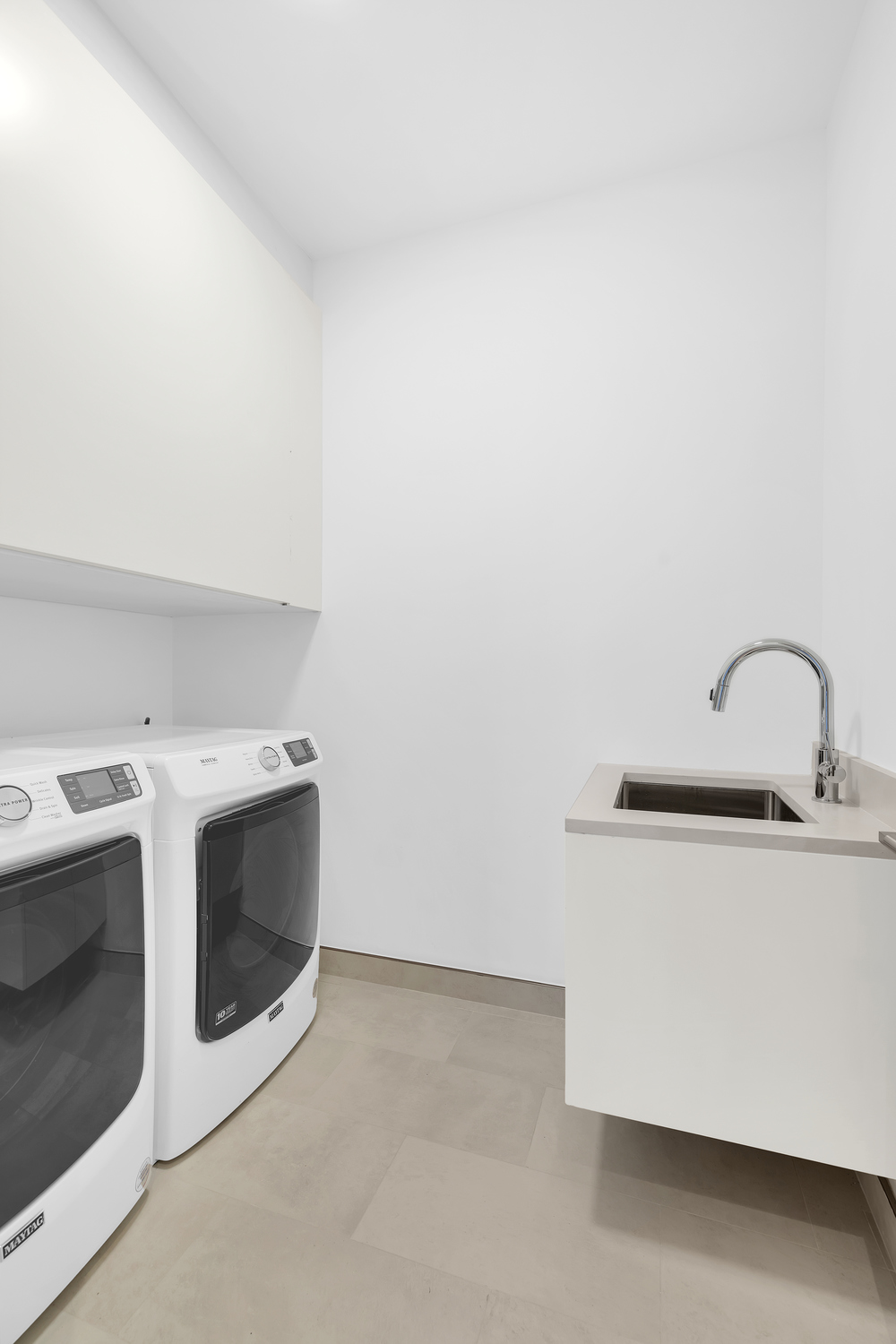 200 East 83rd Street, Unit 34A Manhattan, NY 10028 - Photo 19 of 34 a utility room with dryer and washer