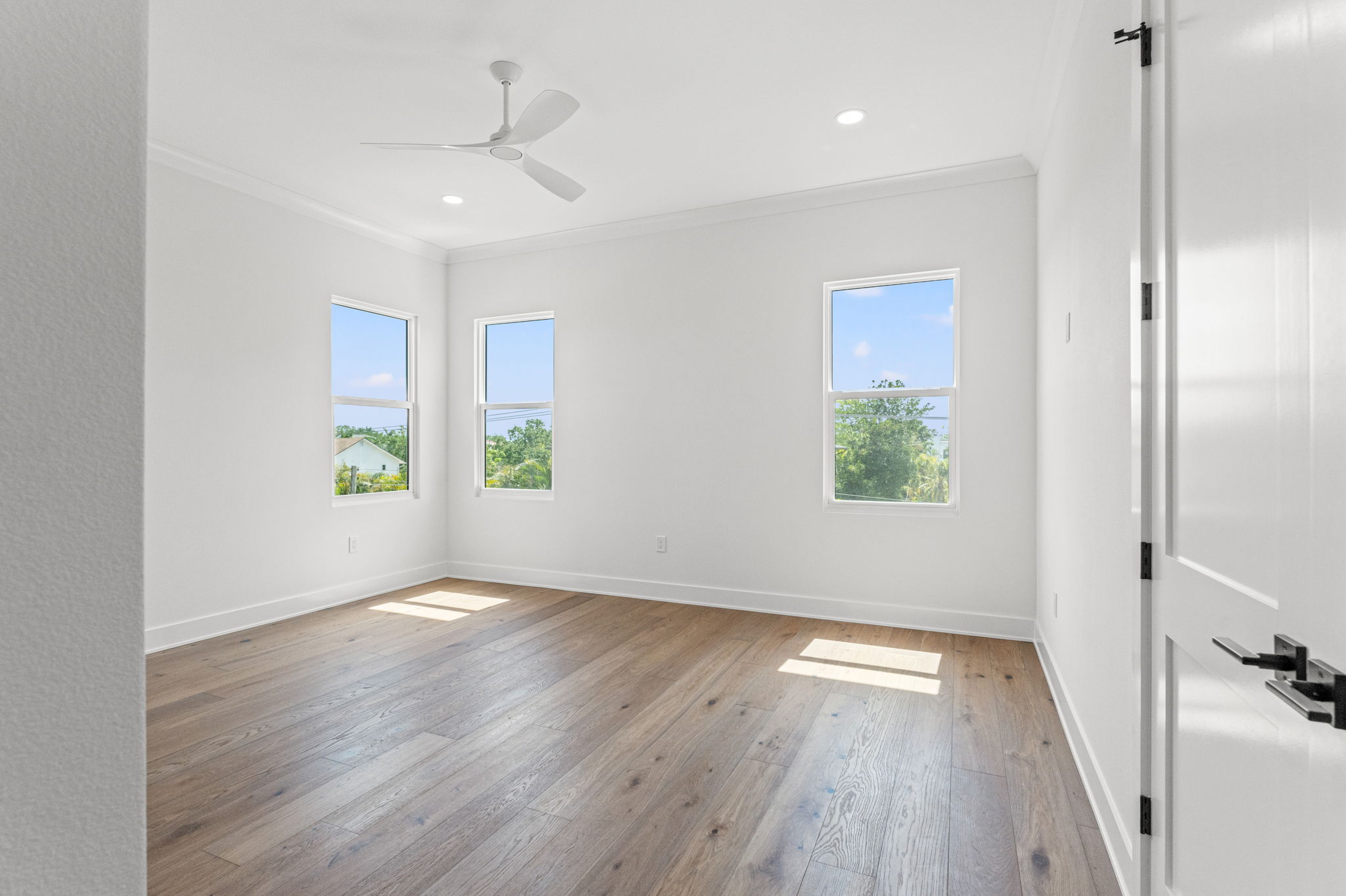 500 East Davis Boulevard Tampa, FL 33606 - Photo 22 of 36 an empty room with wooden floor and windows