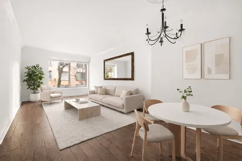 $735,000 | 200 East 69th Street, Unit 2R | Lenox Hill