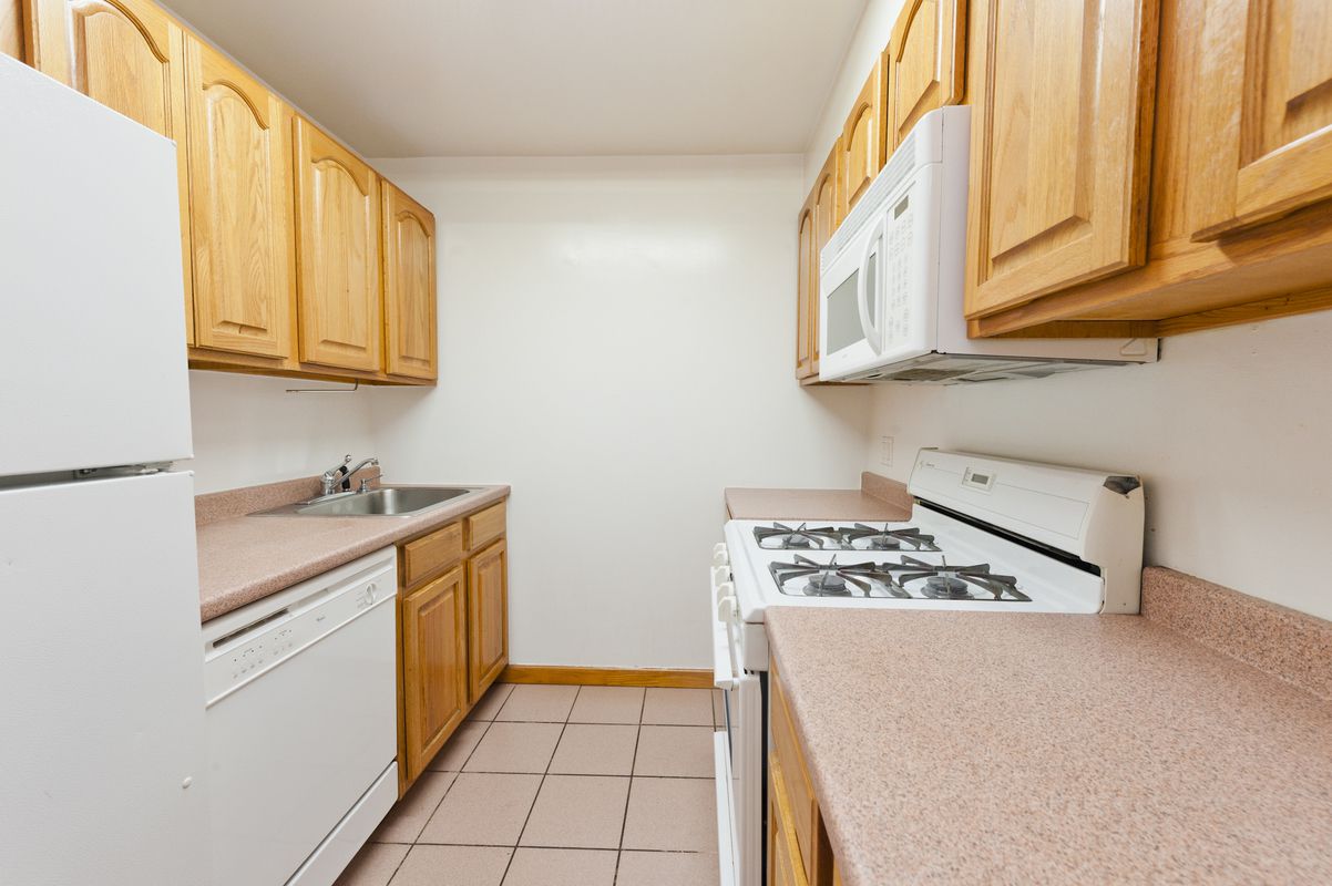18-12 25th Road, Unit 2B Queens, NY 11102 - Photo 3 of 7