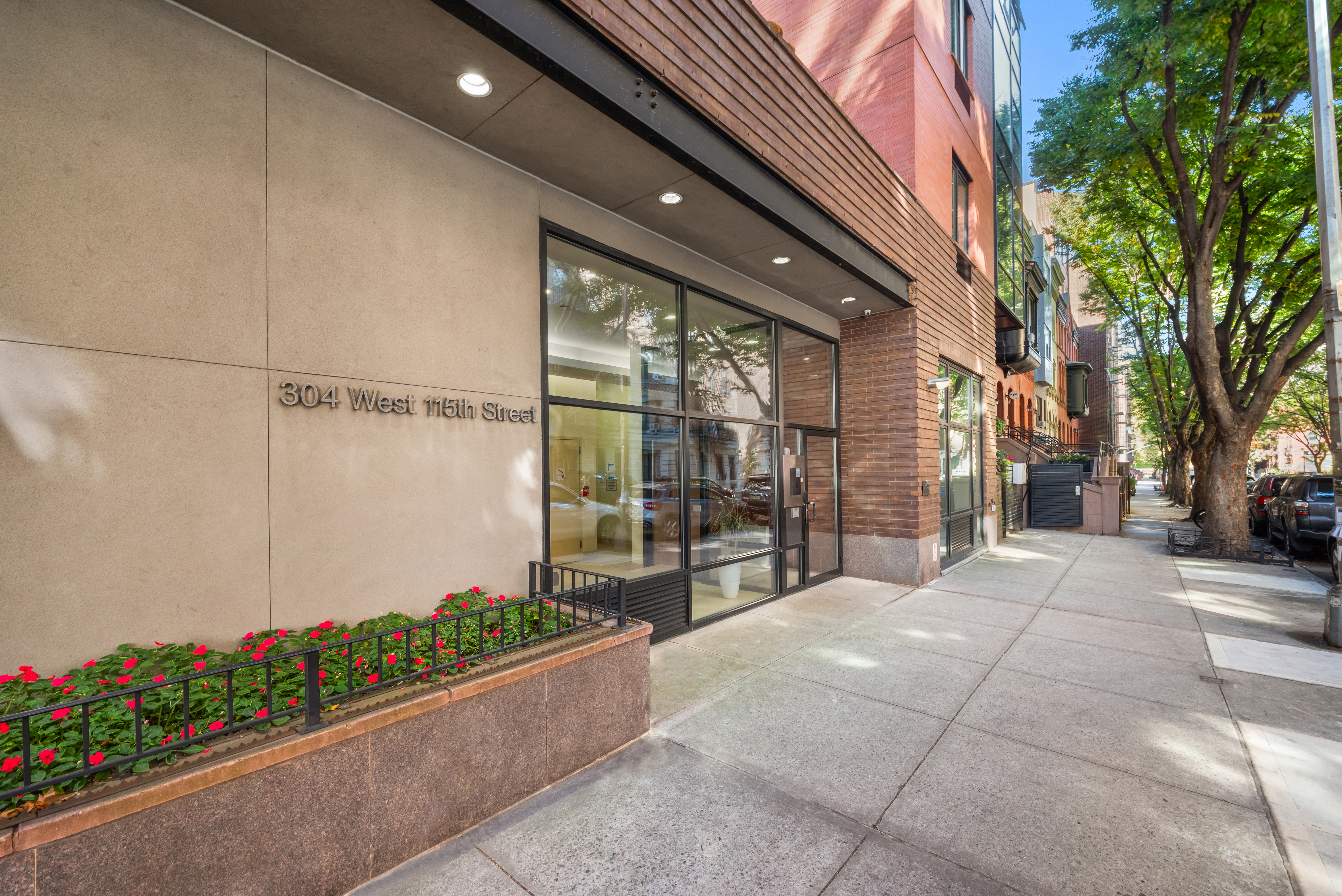 304 West 115th Street, Unit 6A Manhattan, NY 10026 - Photo 12 of 14 a view of a garden with an outdoor seating