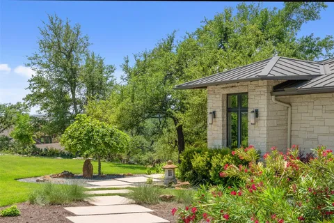 a view of a yard with flower plants