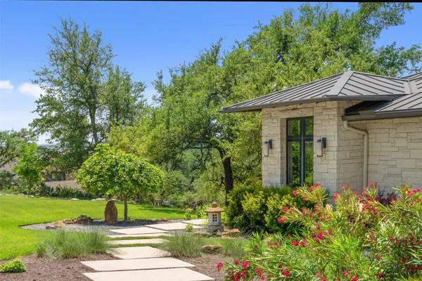 a view of a yard with flower plants