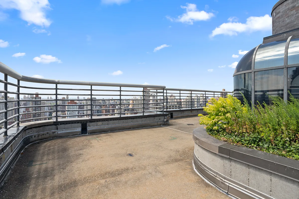 530 East 76th Street, Unit PH36/37E Manhattan, NY 10021 - Photo 28 of 29 a view of a terrace