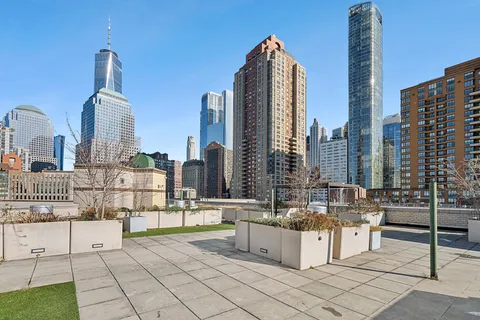 $525,000 | 21 South End Avenue, Unit 528 | Battery Park City