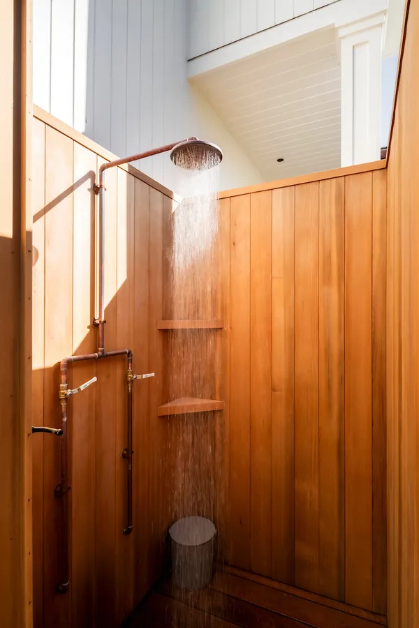 a view of a house with big yard and a fountain