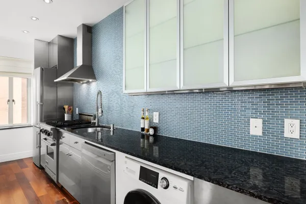 $895,000 | 165 West 20th Street, Unit 3L | Chelsea