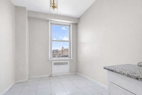 $950,000 | 370 Ocean Parkway, Unit 8H | Kensington