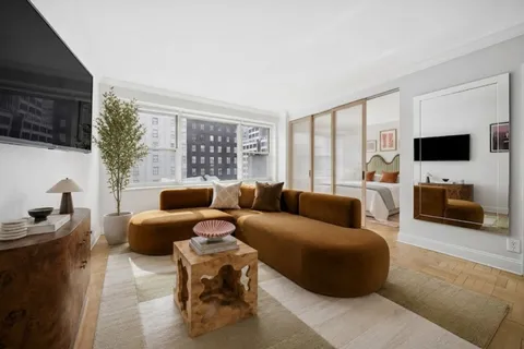 $399,000 | 150 East 61st Street, Unit 8K | Lenox Hill