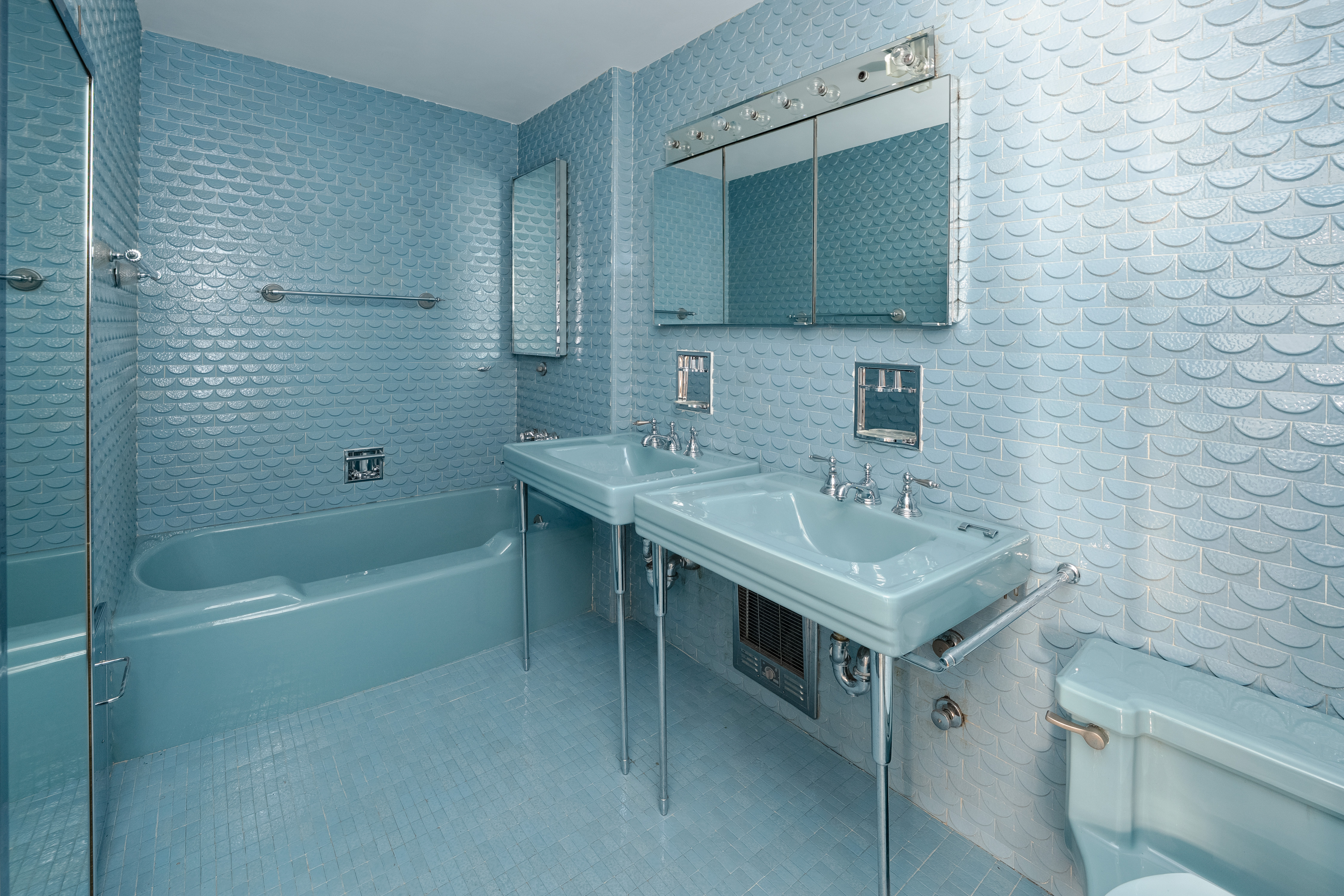 45 Sutton Place South, Unit 16B Manhattan, NY 10022 - Photo 14 of 19 a bathroom with a sink toilet tub and shower