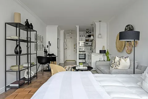 $440,000 | 300 East 74th Street, Unit 6D | Lenox Hill
