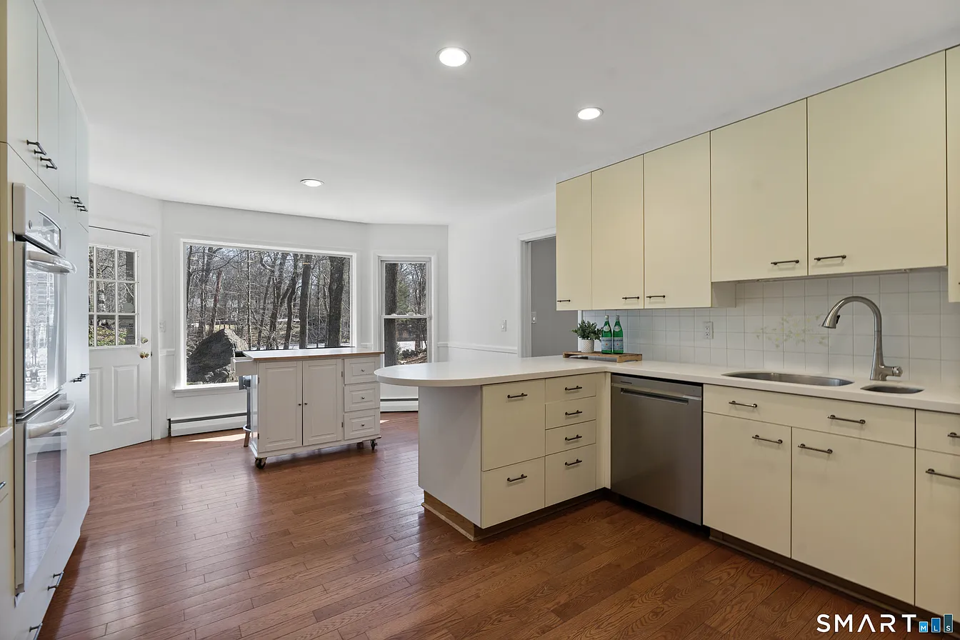 202 Fox Ridge Road Stamford, CT 06903 - Photo 11 of 40