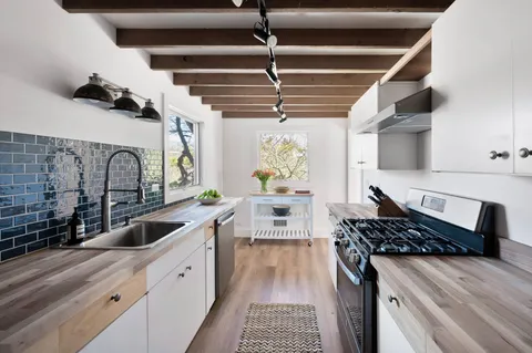 $3,850,000 | 44 Cliff Road, Amagansett, NY 11930