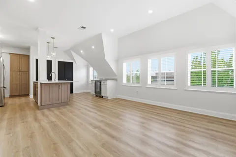 an empty room with windows and pillars in it