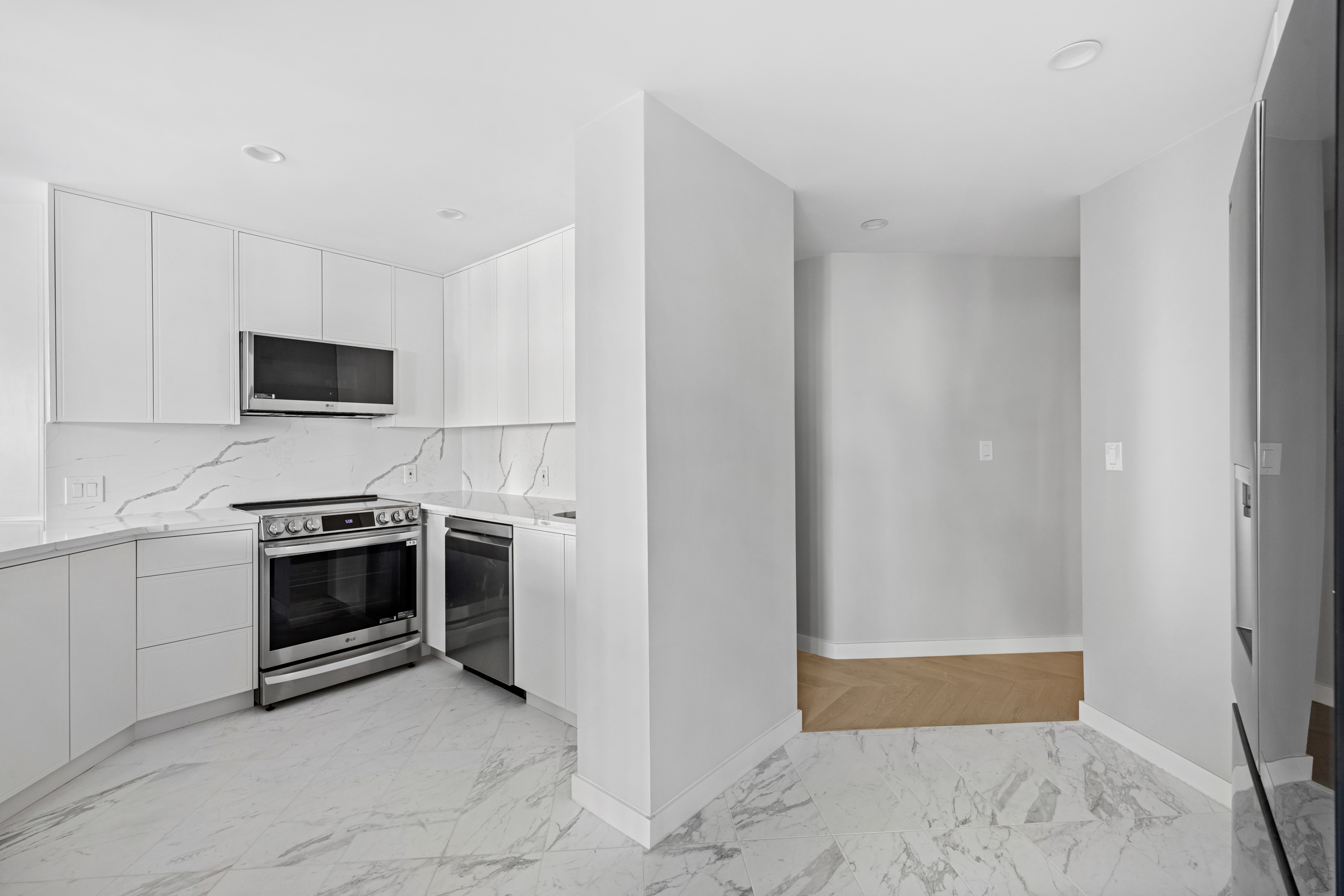 240 East 47th Street, Unit 16CD Manhattan, NY 10017 - Photo 4 of 14 a bedroom with a stove and a microwave