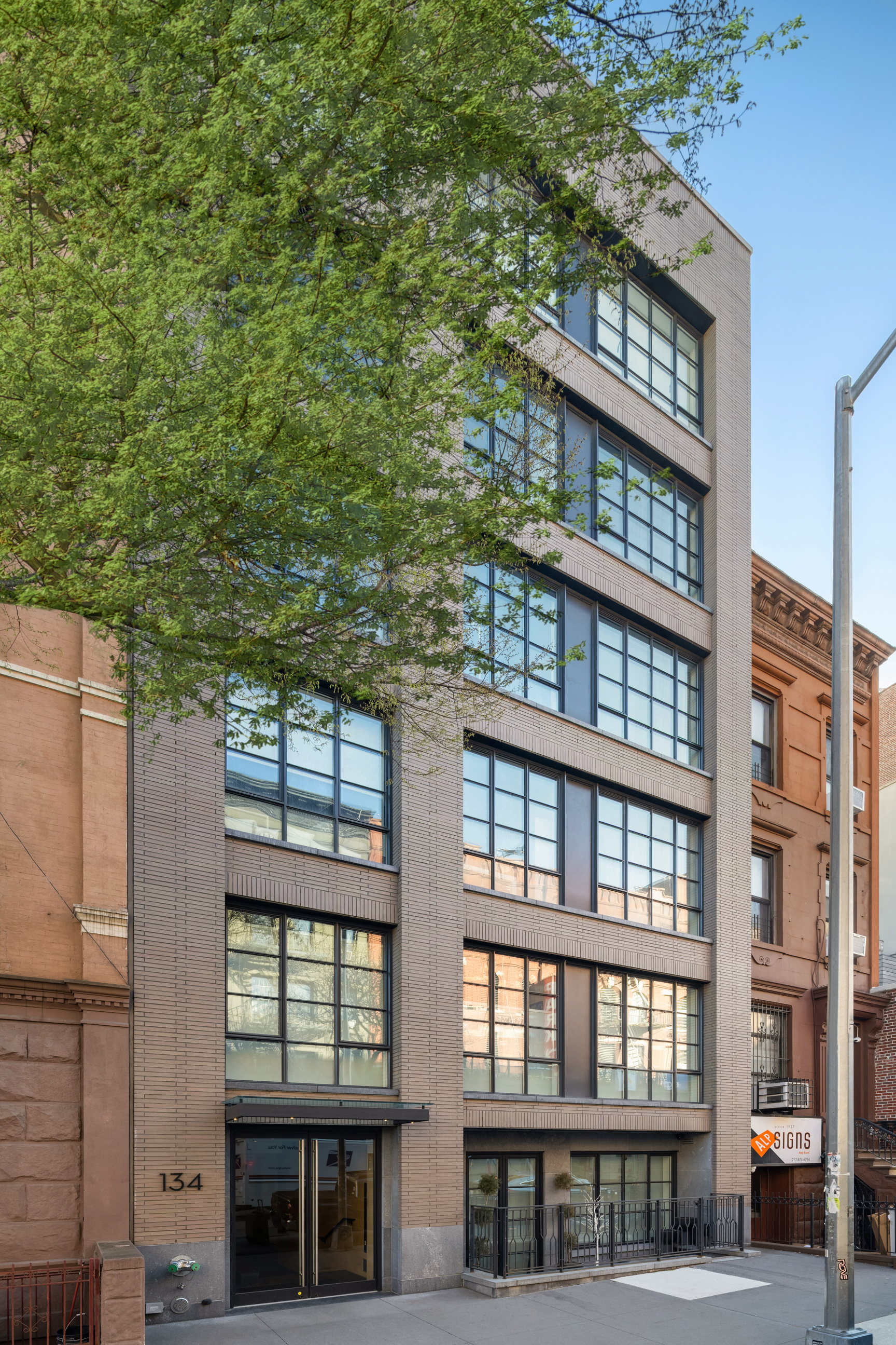 134 West 83rd Street, Unit 4 Manhattan, NY 10024 - Photo 16 of 17 a front view of a multi story building