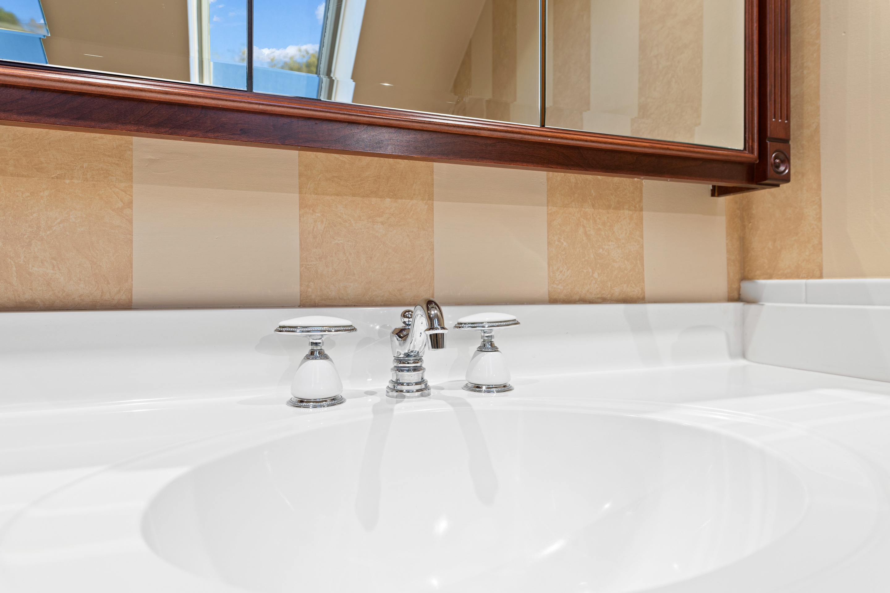 791 Grubbs Mill Road Berwyn, PA 19312 - Photo 48 of 76 a bathroom with a bathtub