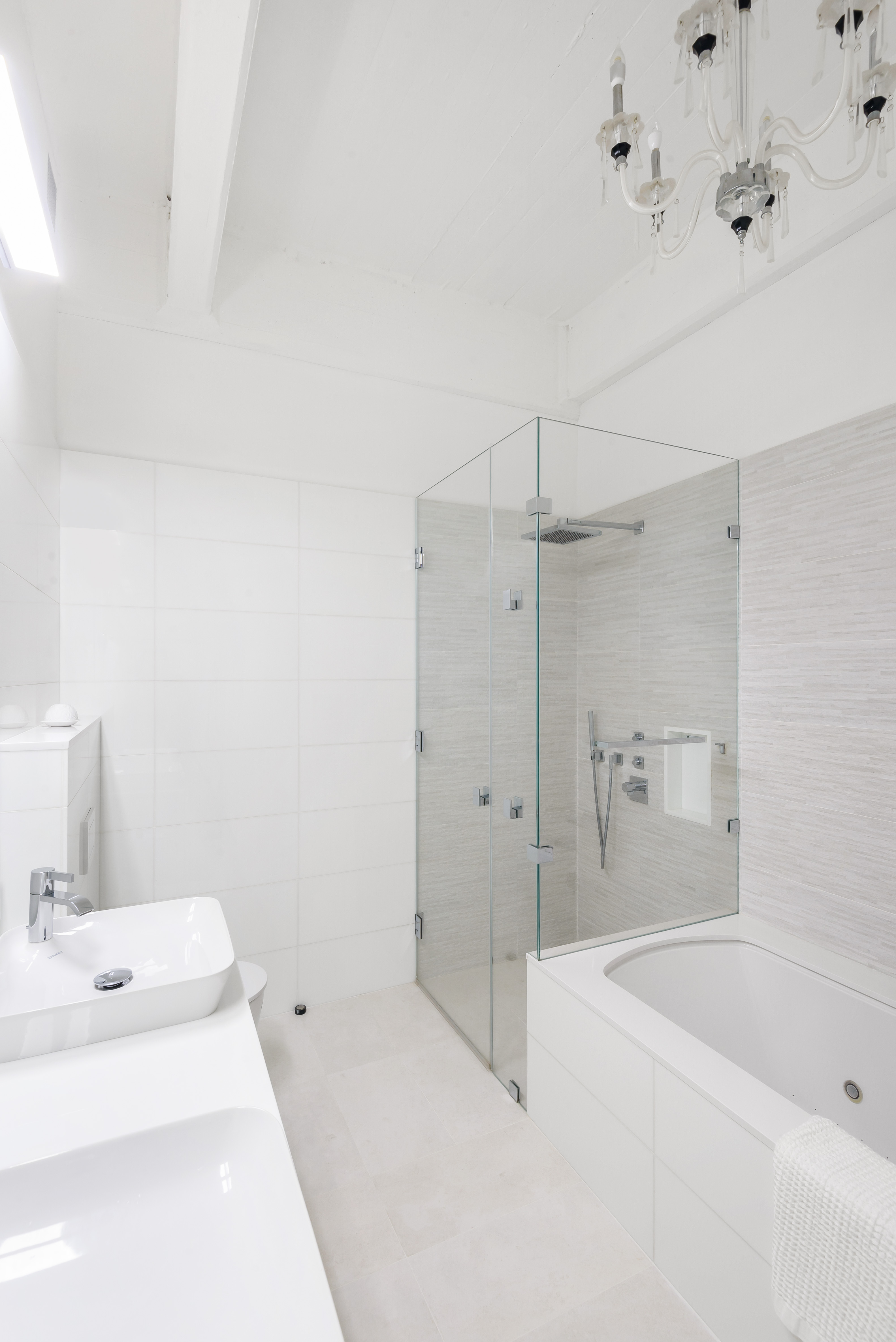 1 Main Street, Unit 9H Brooklyn, NY 11201 - Photo 8 of 15 a bathroom with a bathtub and a shower