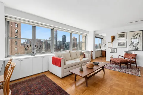 $2,750,000 | 15 West 72nd Street, Unit 25F | Upper West Side