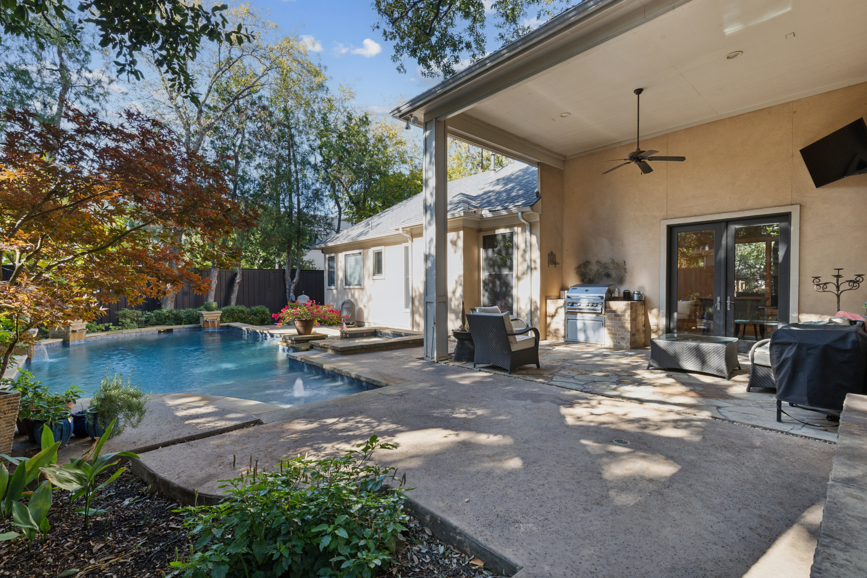8411 Midway Road Dallas, TX 75209 - Photo 26 of 29 a view of a patio with table and chairs and potted plants