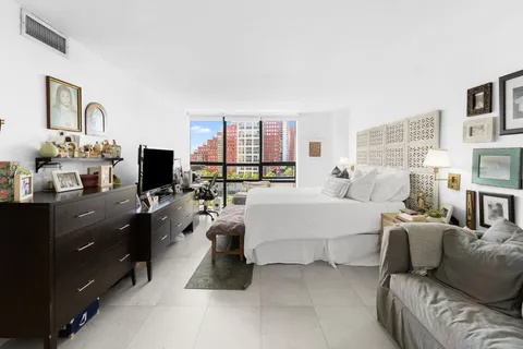 $499,000 | 1450 Brickell Bay Drive, Unit 812, Miami, FL 33131