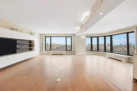 $5,995,000 | 200 Central Park South, Unit 35A | Central Park South